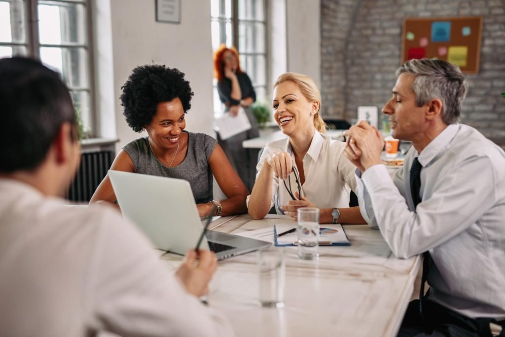 Manager en réunion d'équipe - qualité de vie et conditions de travail QVCT 2026