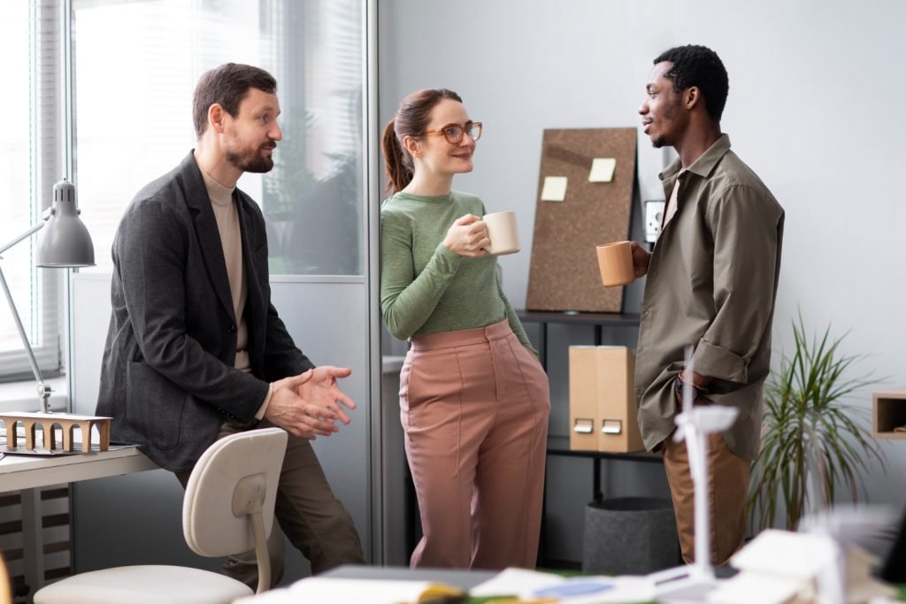 des managers communiquent au travail